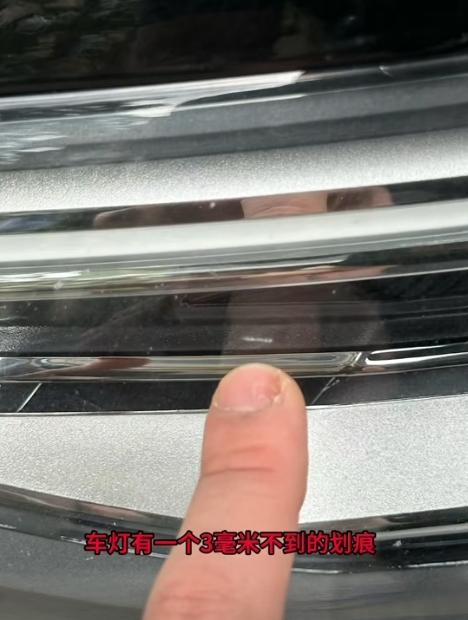 大学生成都租车后车灯有划痕被索赔近7万当地汽车租赁协会发声(图2)