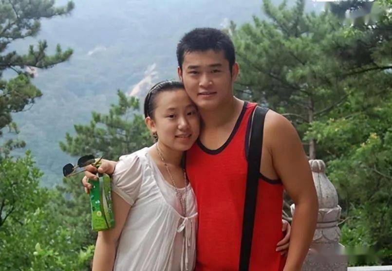 当年赵本山的徒弟小鹏飞租了3艘游艇向王金龙的前妻丫蛋求婚(图2)