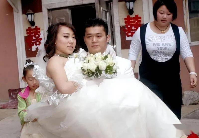 当年赵本山的徒弟小鹏飞租了3艘游艇向王金龙的前妻丫蛋求婚(图6)